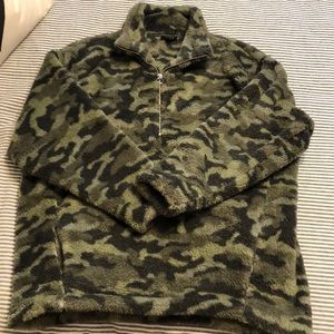 Express camo Sherpa, size medium.